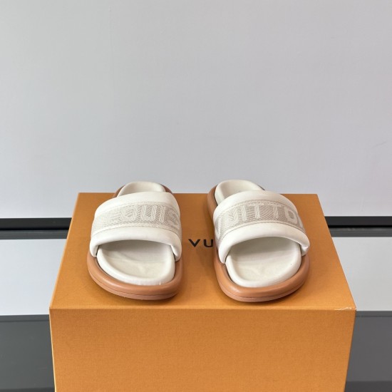 Frontal view of white ecru L slides Frontal perspective of the white ecru L slides highlighting the textured branded strap design
