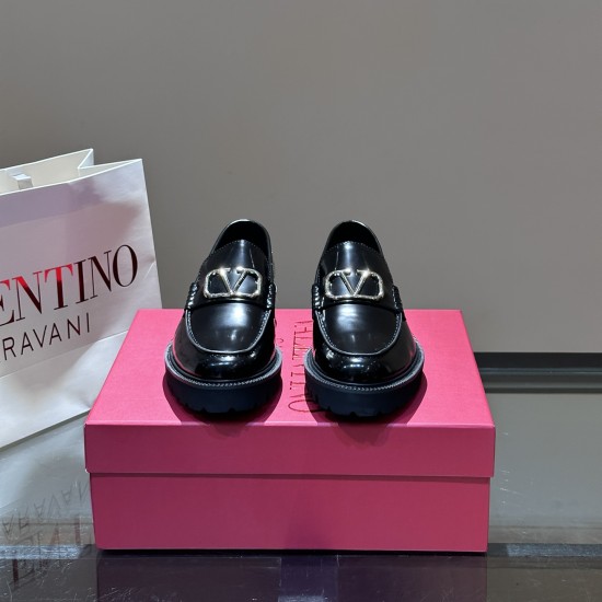 Replica GARAVANI VLOGO SIGNATURE LEATHER LOAFERS - VL165 UK replica GARAVANI VLOGO SIGNATURE LEATHER LOAFERS - VL165 UK