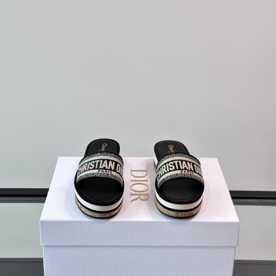 Dior Platform Slides Front View in white and brown Front facing view of Dior Platform Slides in white and brown displaying the wide embroidered straps
