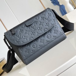 Pulse Messenger Bag Black Calf Leather M14874 Uk