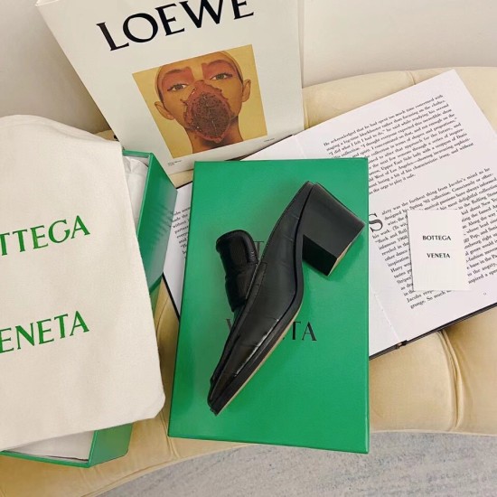 Replica Bottega Veneta Mules In Black Crocodile Embossed Leather UK replica Bottega Veneta Mules In Black Crocodile Embossed Leather UK