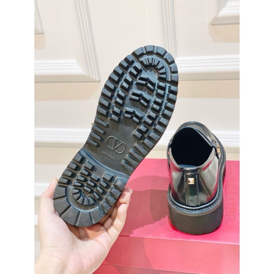 Replica valentinorockstud loafers in black calfskin uk replica valentinorockstud loafers in black calfskin uk