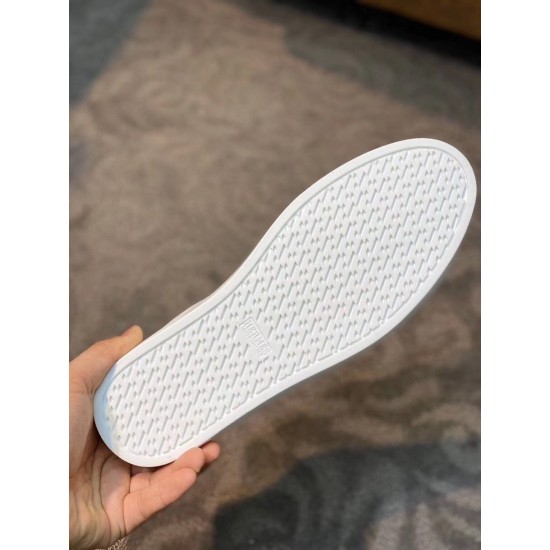 Textured sole tread of the Hermes Avantage white leather trainer