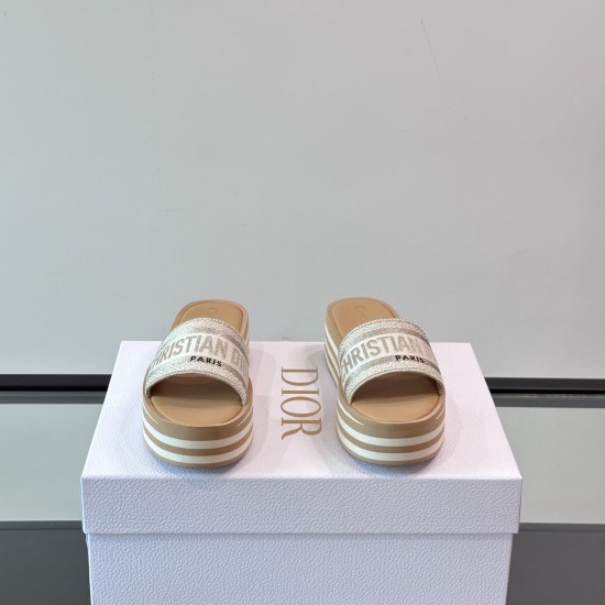 Dior Dway Platform Slides In White And Brown - Frontal View Frontal view of white and brown platform slides displaying the embroidered brand lettering