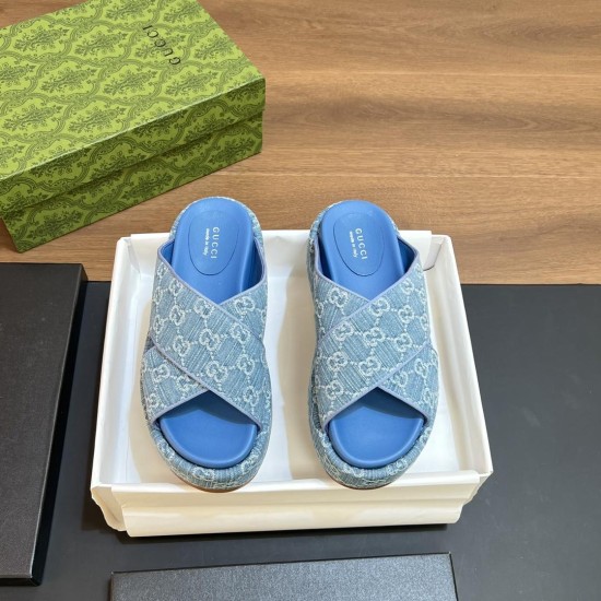 Top view of Gucci blue denim platform slide sandals Top-down view of Gucci blue denim platform slide sandals in a box