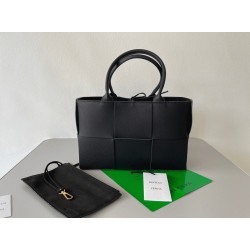 Bottega Veneta Arco Medium Tote Black Intrecciato Calfskin UK