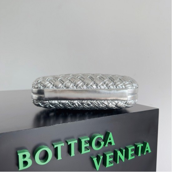 Replica Bottega Veneta Knot Minaudiere Clutch Silver Intreccio Uk Replica Bottega Veneta Knot Minaudiere Clutch Silver Intreccio Uk
