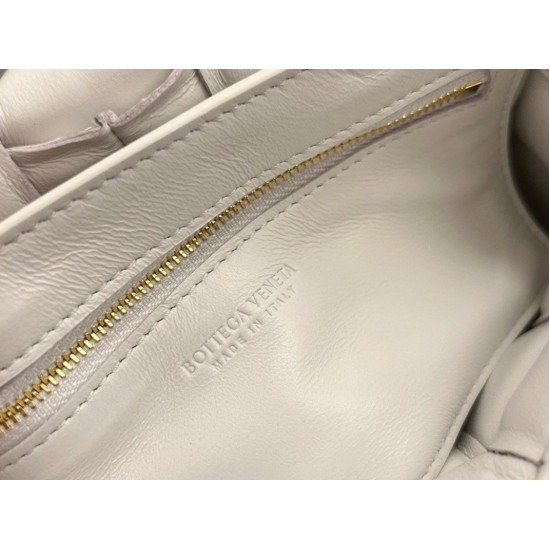 Replica Bottega Veneta Small Padded Cassette Bag White Uk Replica Bottega Veneta Small Padded Cassette Bag White Uk