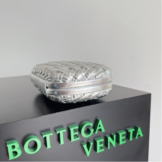 Replica Bottega Veneta Knot Minaudiere Clutch Silver Intreccio Uk Replica Bottega Veneta Knot Minaudiere Clutch Silver Intreccio Uk