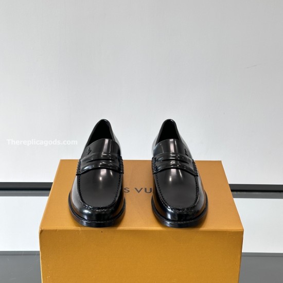 Front view of L Men's Patent Leather Loafers In Black showing apron toe detail