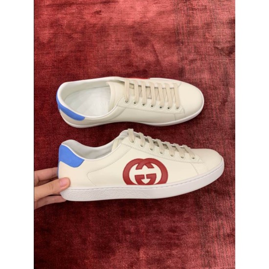 Gucci Ace Interlocking G Pair Side View in off-white and red Side profile of off-white Gucci Ace Interlocking G leather trainers with red logo and blue heel tab