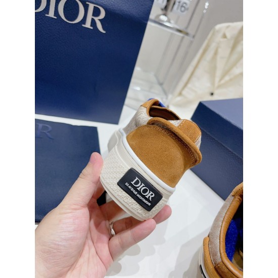 Dior B33 Heel Counter and Logo Badge in brown and cream Rear view of Dior B33 trainer heel showing brown suede overlay and black logo patch in brown and cream