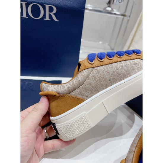 Dior B33 Oblique Jacquard Detail View in brown and cream Close-up of brown suede and beige oblique jacquard textile panel on Dior B33 trainer in brown and cream