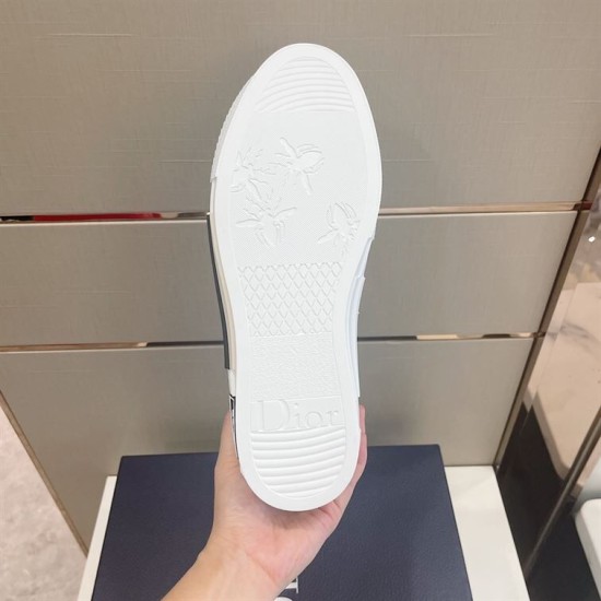 Dior B23 Trainer Rubber Sole View in grey White rubber sole view of Dior B23 high-top trainer with tread detail in grey