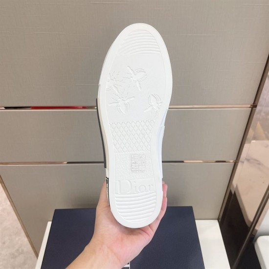 Dior B23 High-Top Trainer Outsole View in green and yellow Underneath view of Dior B23 trainer white patterned rubber outsole in green and yellow