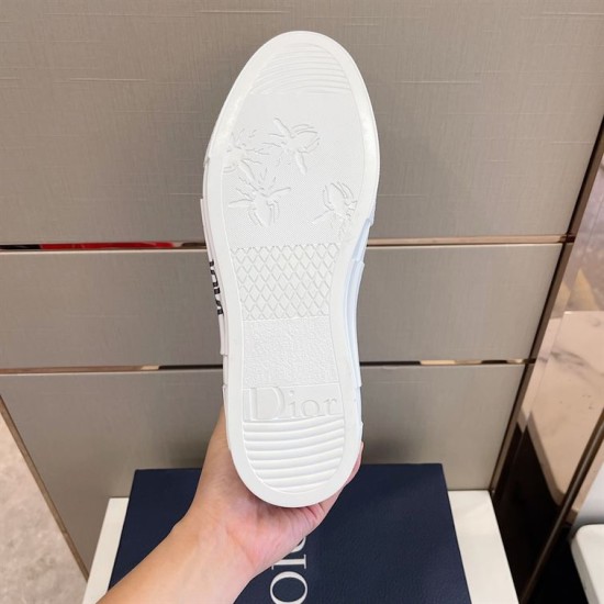 Dior B23 Trainer Sole View in white and grey Underside view of white rubber sole on Dior B23 trainer in white and grey