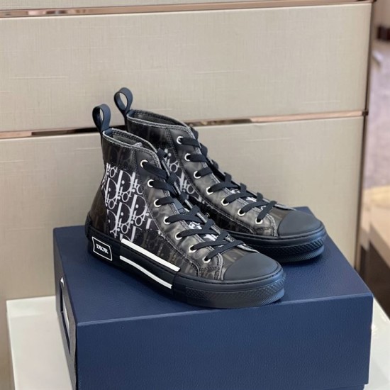 Three-Quarter View of Dior High-Top Trainers in grey and white Three-quarter perspective view of dark grey Dior high-top trainers on shoebox in grey and white