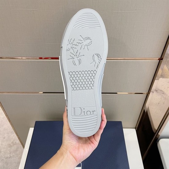 Bottom tread pattern of grey outsole on Dior B23 low-top trainer featuring bee design details in grey and white