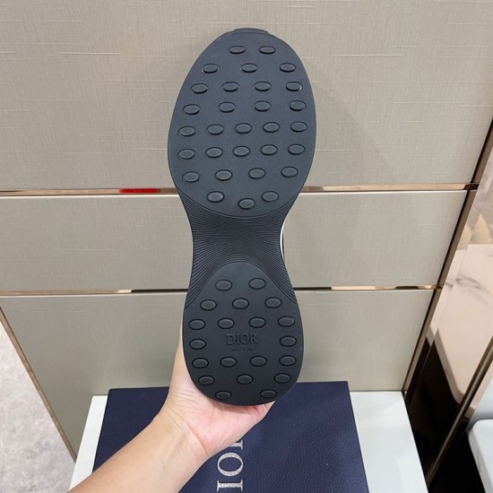 Dior B25 Runner Outsole View in black and white Black rubber studded outsole view of Dior B25 Runner trainer in black and white