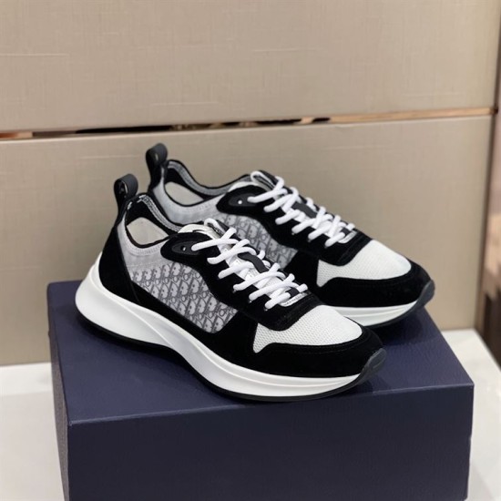 Dior B25 Runner Three-Quarter View in black and white Three-quarter front view of black and white Dior B25 Runner trainers on box