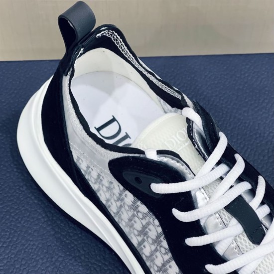 Dior B25 Runner Lacing and Collar Detail in black and white Close-up of lacing system, tongue, and inner lining on Dior B25 Runner trainer in black and white