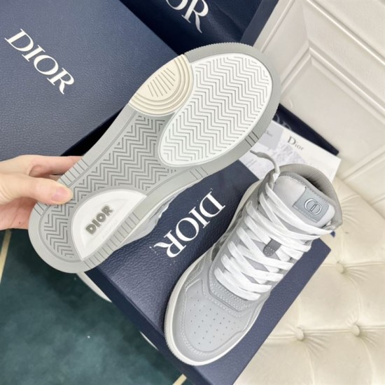 Dior B27 High-Top Grey Canvas Trainer - Rubber Sole Tread in grey and white Tread pattern on rubber sole of Dior B27 high-top grey trainer alongside front of shoe in grey and white