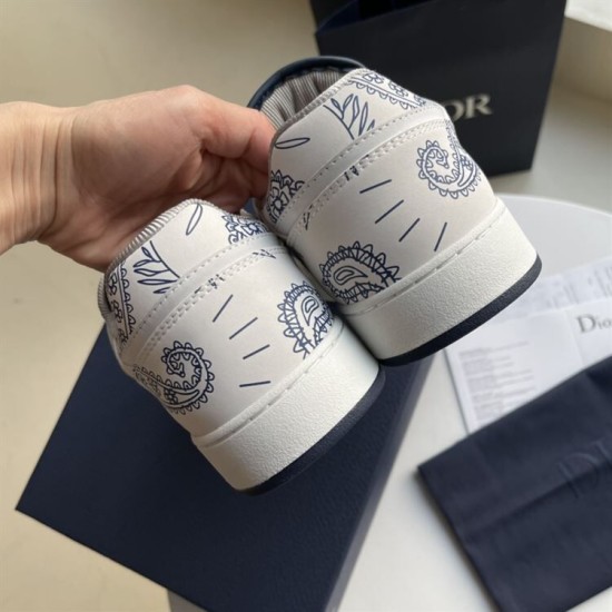 Heel counter detail of white and navy Dior paisley print trainers