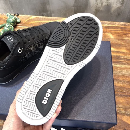 Underside sole design of Dior B27 Low-Top Trainers In Black Leather