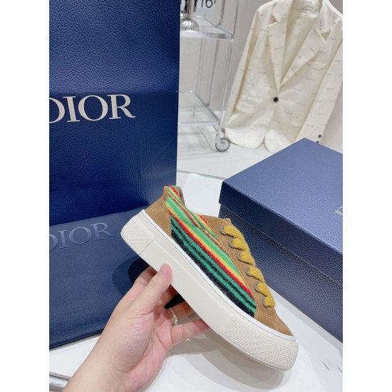 Dior B33 Trainer Sole and Upper Detail in brown and yellow Close-up of the cream outsole and striped side upper on Dior B33 brown suede trainer in brown and yellow