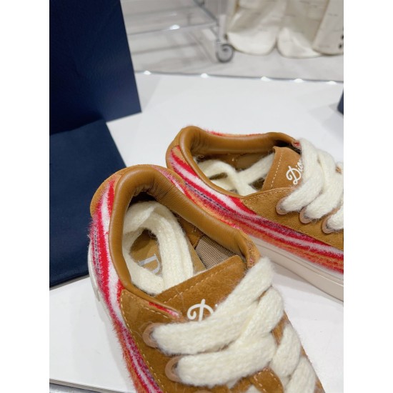 Dior B33 Interior Collar View in brown and red Close-up view of the interior collar lining and padded tongue on the Dior B33 Trainer in brown and red
