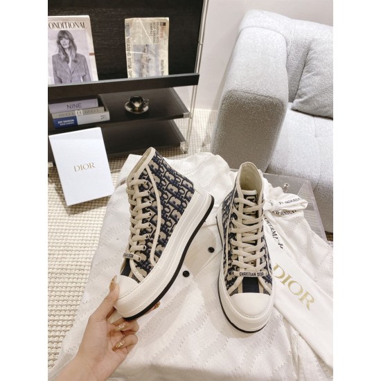 Dior Walk'n'dior High-Top Platform Trainer Held Side View in blue and beige Hand holding a Dior Walk'n'dior High-Top Platform Trainer showing outer side profile in blue and beige