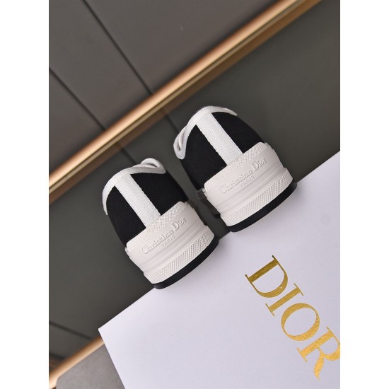Dior Walk'n'dior Trainer Heel Detail in black Rear heel view of Dior Walk'n'dior trainers showing embossed brand name in black