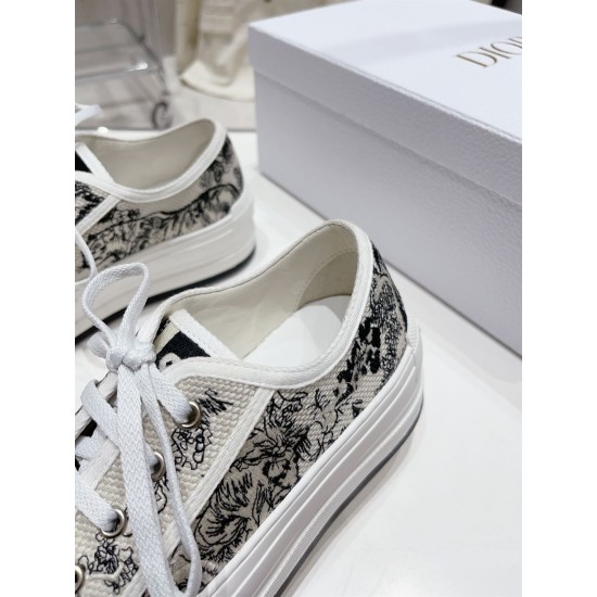 Dior Walk'n'dior Platform Trainer Collar Detail in cream and navy Close-up of padded collar and embroidery on Dior Walk'n'dior Platform Trainer in cream and navy