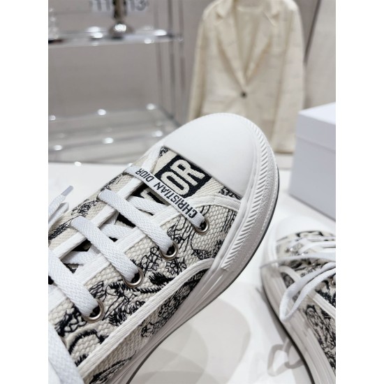 Dior Walk'n'dior Platform Trainer Eyestay Detail in cream and navy Close-up view of branded eyestay on Dior Walk'n'dior Platform Embroidered Trainer in cream and navy
