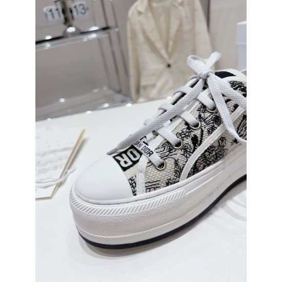 Dior Walk'n'dior Platform Trainer Toe Cap Detail in cream and navy Front view of rubber toe cap and laces on Dior Walk'n'dior Platform Trainer in cream and navy