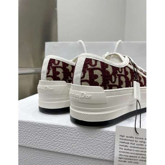 Heel View of Dior Walk'n'dior Burgundy Trainers Rear view showing embossed rubber heels of Dior burgundy Oblique trainers