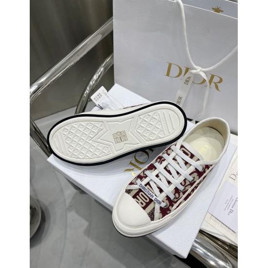 Sole View of Dior Walk'n'dior Trainer in burgundy Underside view of white rubber star-pattern sole on Dior Walk'n'dior trainer in burgundy