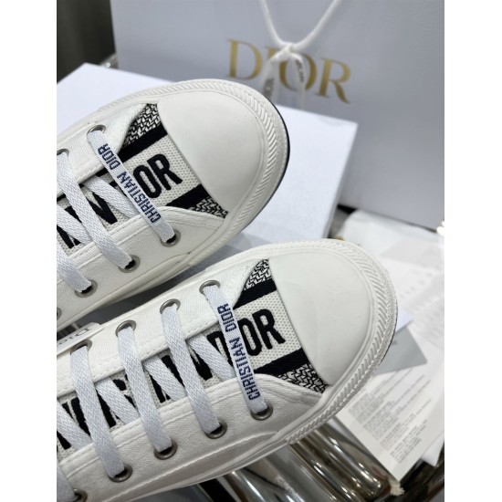 Dior Walk'n'dior White Trainer Toe Cap and Lace Detail Close-up detail of Dior Walk'n'dior white trainer toes and branded laces