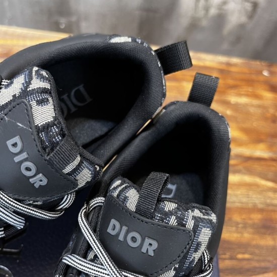 Dior Diorizon Low Top Oblique Jacquard Trainers Collar Detail in beige and black Close-up view of padded collar, tongue and laces on beige and black Diorizon trainers