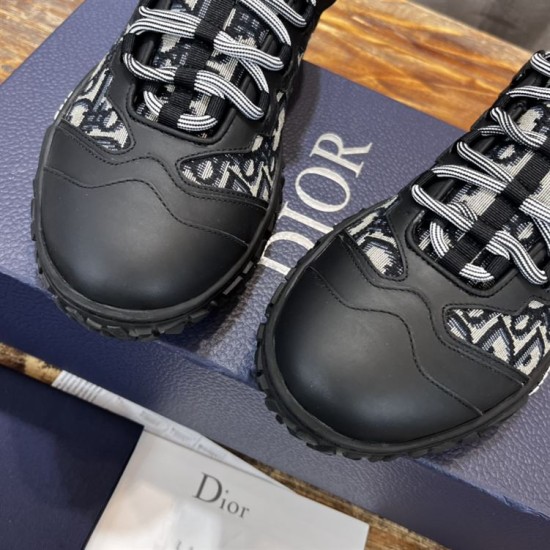 Dior Diorizon Low Top Oblique Jacquard Trainers Toe Cap Detail in beige and black Close-up detail of the smooth black rubber toe cap on Dior Diorizon trainers in beige and black