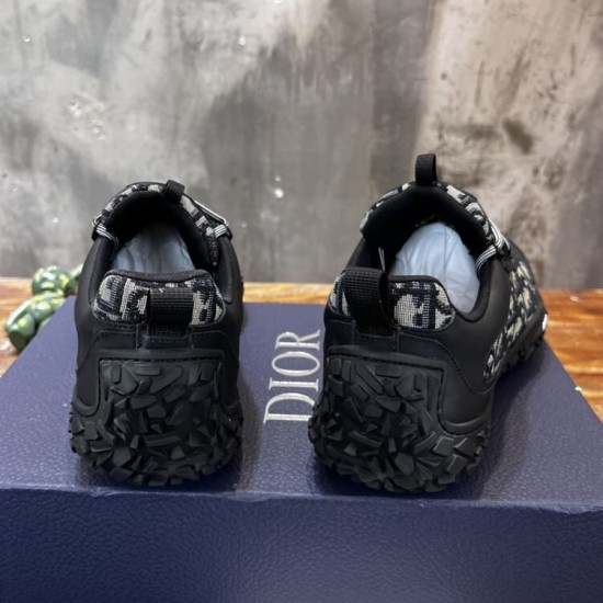 Dior Diorizon Low Top Oblique Jacquard Trainers Heel View in beige and black Rear view showing heel tabs and textured rubber soles of Dior Diorizon trainers in beige and black