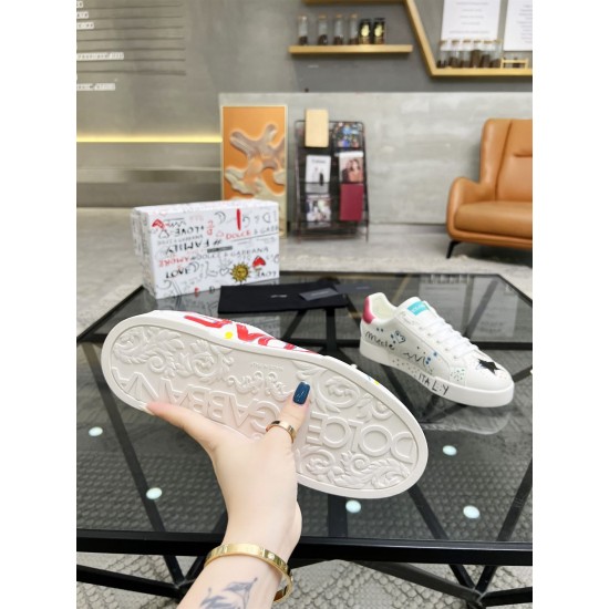 Dolce & Gabbana Portofino Graffiti Print White Leather Trainer outsole showing embossed brand lettering in white and red