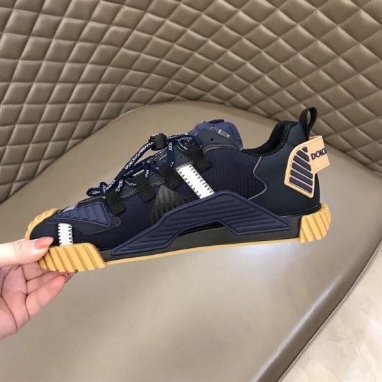 Dolce & Gabbana NS1 Trainer Medial Side View in black Medial side view of dark blue Dolce & Gabbana NS1 Low-Top Trainer held in hand in black