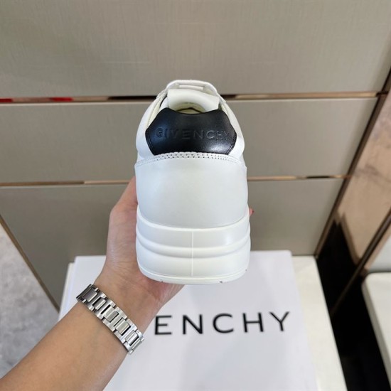 Givenchy G4 Leather Trainer Heel View in white and black Back heel detail of Givenchy G4 Leather Trainer In White And Black