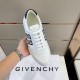 Givenchy G4 Leather Trainer Top View in white and black Hand holding top view of Givenchy G4 Leather Trainer In White And Black