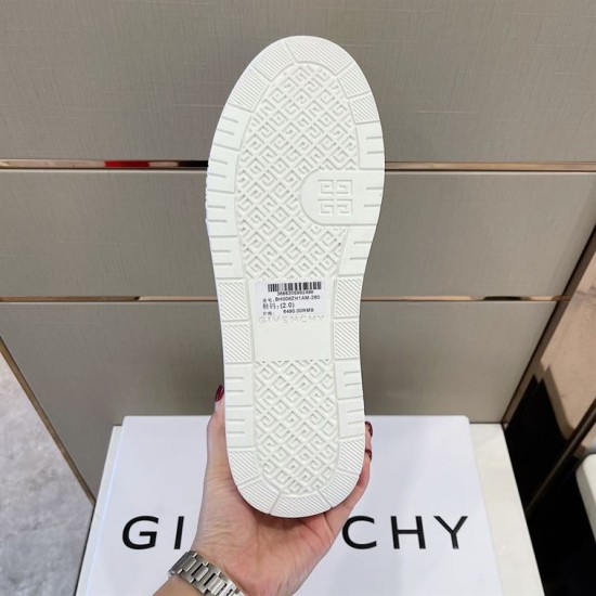 Givenchy G4 Leather Trainer Outsole View in white and black Underneath rubber tread sole of Givenchy G4 Leather Trainer in white and black