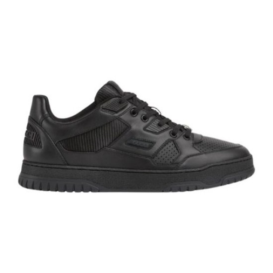 Lateral side view of the black Gucci low top leather trainer