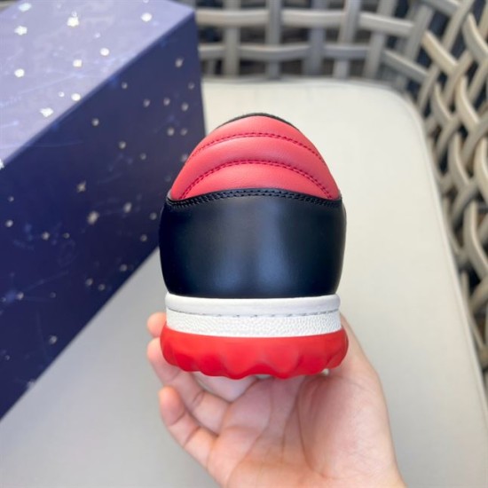 Gucci Mac80 Trainer Heel Detail in red and black Rear view of Gucci Mac80 trainer showing padded red collar and black heel cup