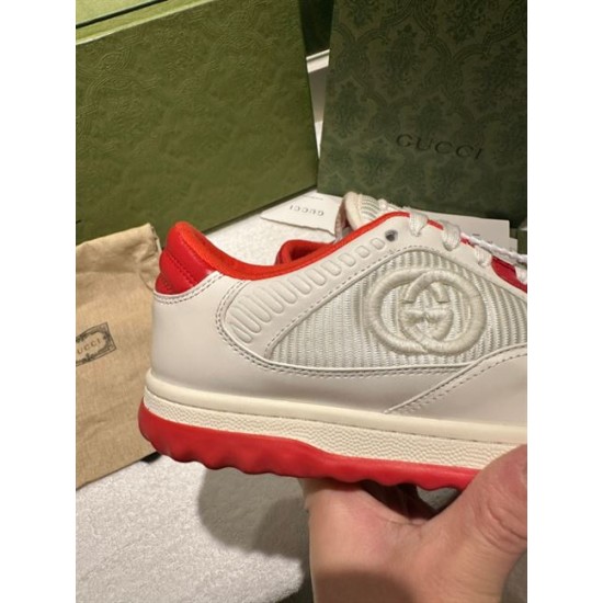 Gucci Mac80 Leather Low-Top Trainers In White And Red Side Logo Close-Up Detailed view of the side panel and embroidered logo on Gucci Mac80 Trainers in white and red