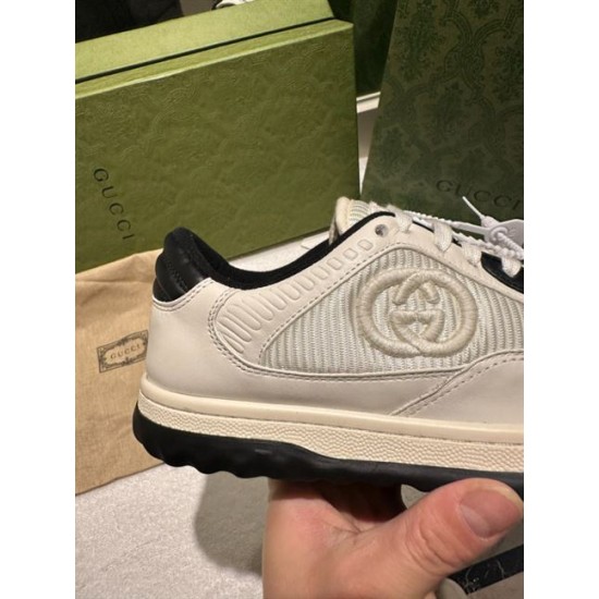 Gucci Mac80 Trainer Side Panel Detail in off white and black Detailed view of the side panel embroidered logo on Gucci Mac80 Off White And Black Leather Trainers